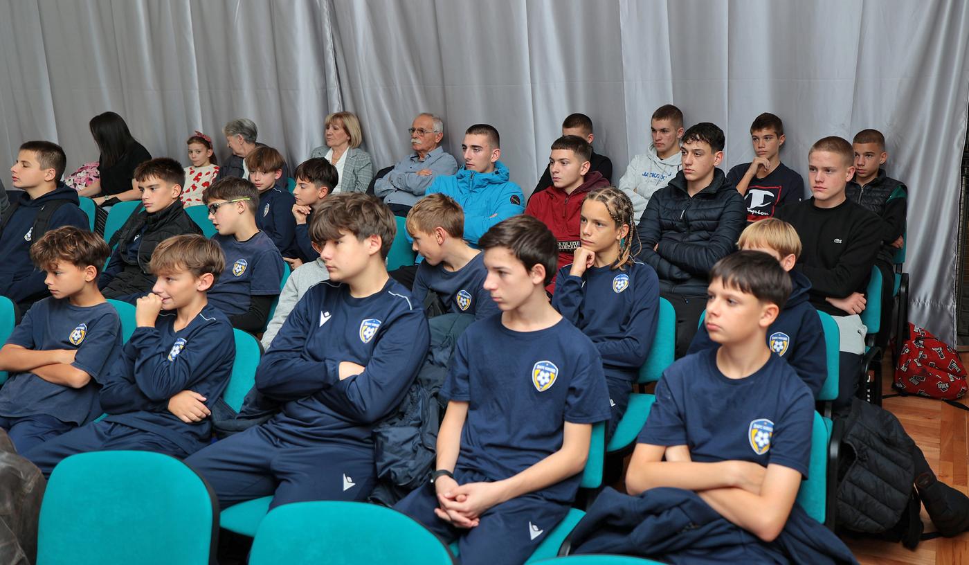 1608_2.jpg 1608_2.jpg